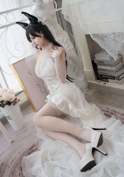 动漫美女脱个精光被男生摸_老版国语字幕